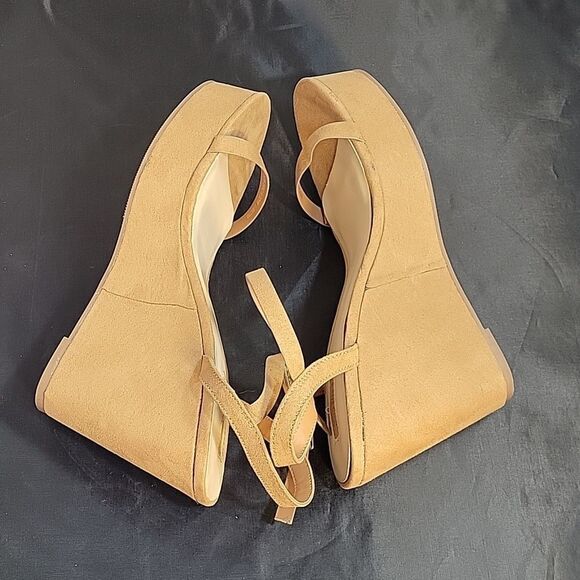 FOREVER 21 SUEDE WEDGE ROUND OPEN TOE ANKLE & ADJUSTABLE BUCKLE STRAP SANDAL - Picture 9 of 15
